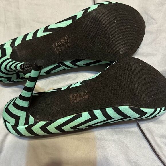 High heel pumps  - Picture 2 of 3